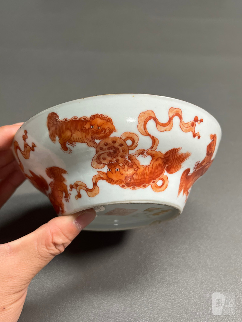 清嘉庆 外矾红彩太狮少师戏球纹内粉彩“福寿三多”图束腰碗（一
对、带老盒） - 图4